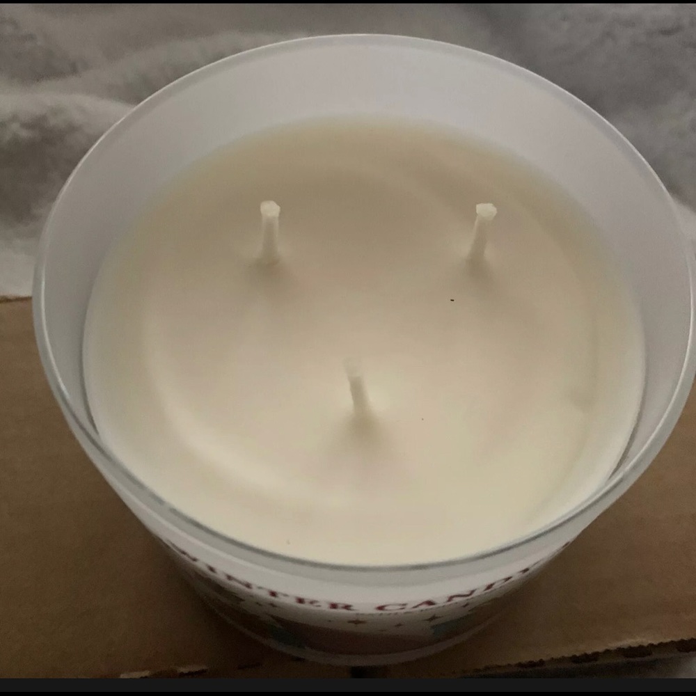 LOT of 3 boxed 14.5oz 3 Wick Winter Candy Apple
Candles Bath & Body Works NWT - Picture 6 of 6